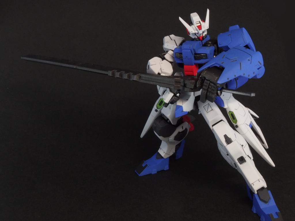 側面にサブグリップがある剣ってガンダムの中でも珍しいような。かえって振りにくそうな気がします。