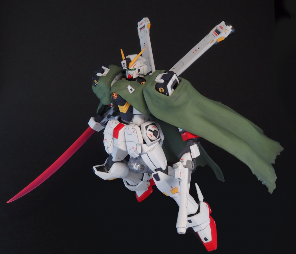 マントは風を受けて後ろに流れるような形状で作成したため、飛翔ポーズなどは比較的格好がつきます。
反面、腕を前に振り上げるような動きは不自然なためNGで、また腕を半分覆ってしまうためポージングにもかなりの制限がついてしまいます。
マントの色はゲームのEXVSを参考にやや緑寄り…にしたつもりですが、寄りすぎに。またトップコートの影響を失念していたので仕上げで思った以上に明度もあがってしまいました。反省。