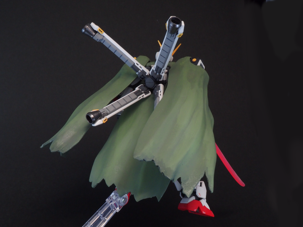 バックショット。背面マントは可動軸はありませんが、スペーサーを挟むことである程度の上下スイング角を調節できるようになっています。
またマント造形が稚拙な分、塗装で陰影をつけることである程度補おうと努力しています…努力だけ。