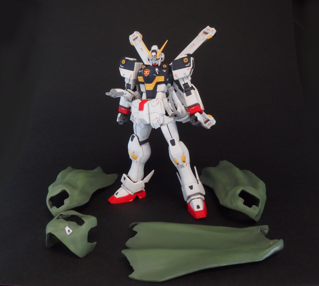 マントパーツは全4つで、全て着脱可能です。肩アーマー天面、バックパック側面にネオジム磁石を仕込んでそれぞれのマントを接続してます。
またビームザンバー・バスターガンとサイドアーマーの接続も磁石に置き換えています。
それ以外は基本的にキットのままで、プロポーション変更等の改造はしていません。
マントで隠れる部分を含めて、MG Ver.Kaを参考に全身にデカールを貼り込んでいます。