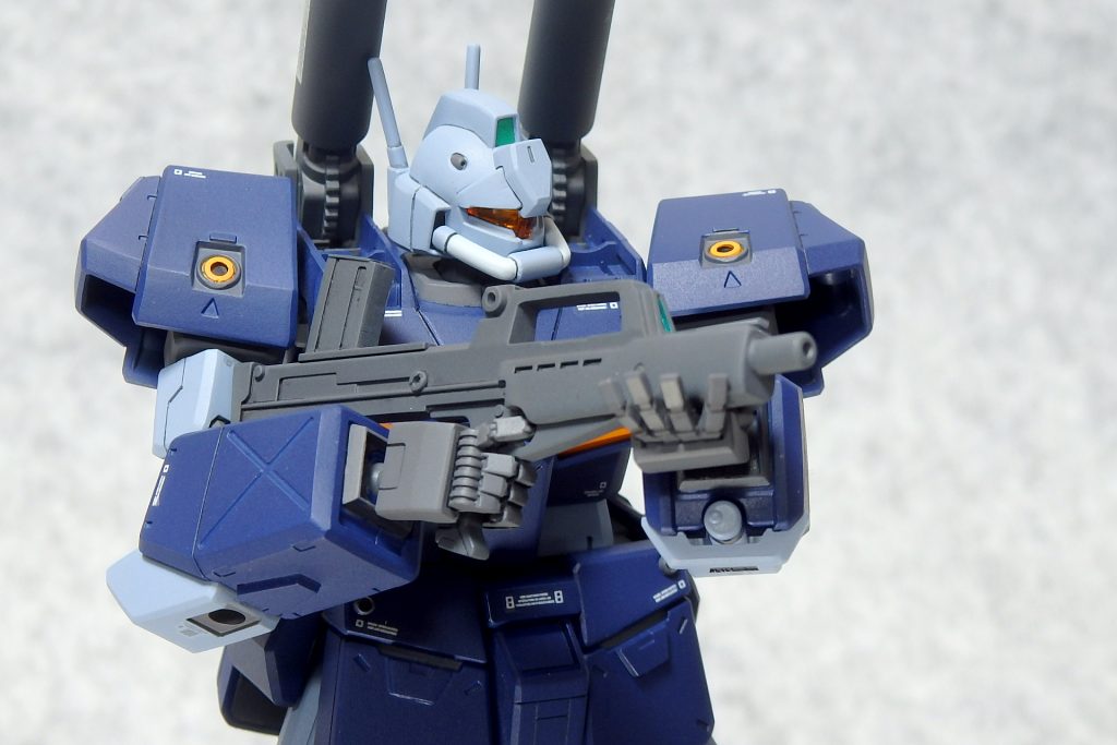 ~ACTION GMRIFLE~
ジム・ライフルのマガジンは元々キットのものではライフルの下側についていました。
その形状ではライフルを真っ直ぐ構えることができず、個人的にとても気になったのでマガジンを切り離して上側へ取り付けました。
キットの手首パーツは角度がついていて、これもそのまま使用していたら真っ直ぐ構えるなんてことはできません。
ビルダーズパーツ(連邦系)の手首に置き換えました。
甲のみジム・キャノンⅡのものを使用しています。