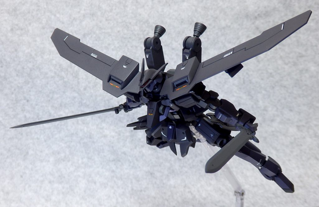 ~ACTION FLYING MODE~
肩部の大型ウイングとバックパックのブースターを使用し、飛行形態を取ることが可能。
ただし飛行といっても滑空のみであり、純粋な巡航をするためにはリアクターの出力が不足している。
というような設定を考えていたような…? 記憶が曖昧です(ノω<;)