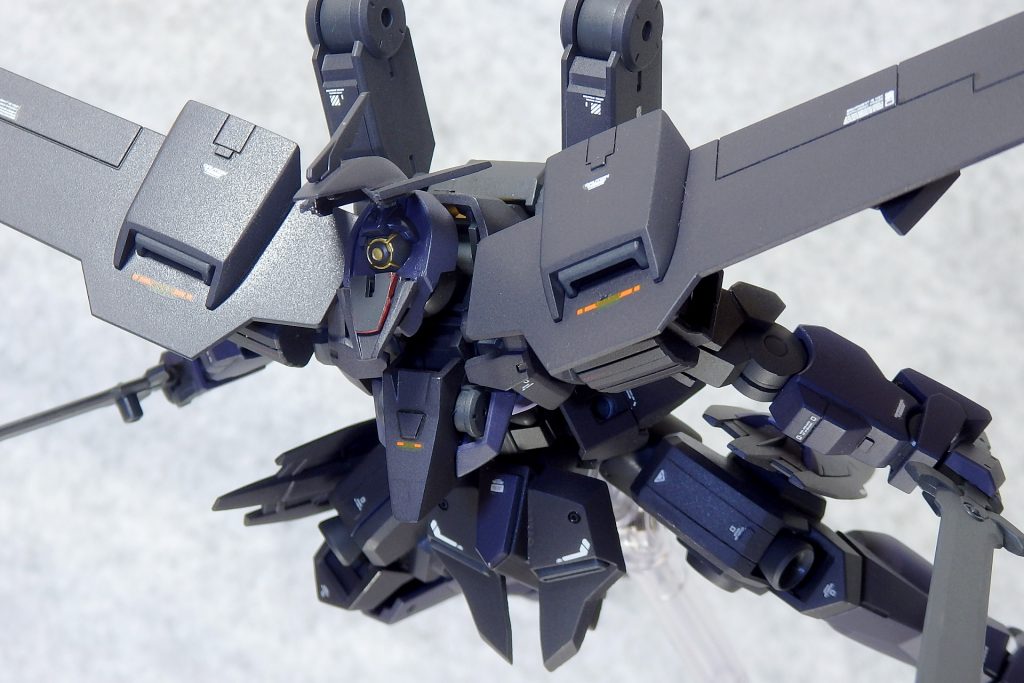 頭部の展開ギミックはそのまま活かしています。