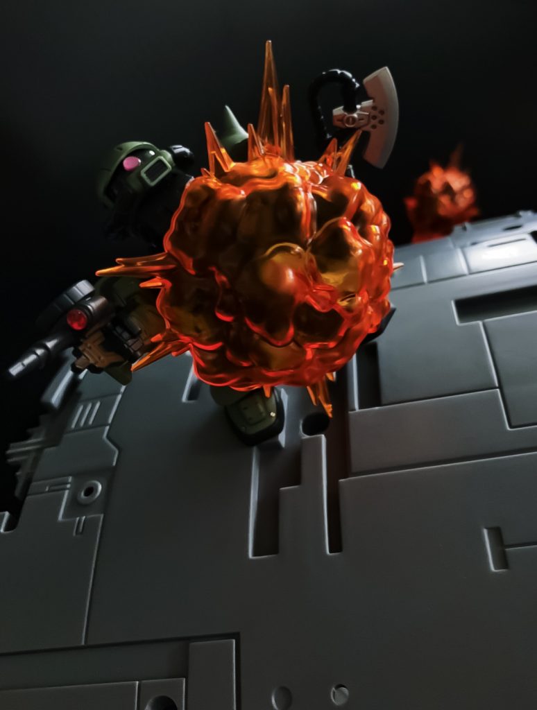 Zaku II comes from Micro Wars. Zaku's size is smaller than SDCS RX-78-2. Therefore, I can easily create a depth of field by using a small table or small area.ザクIIはマイクロウォーズから来ています。ザクのサイズはSDCS RX-78-2よりも小さいです。そのため、小さなテーブルまたは小さなエリアを使用することで、被写界深度を簡単に作成できます。