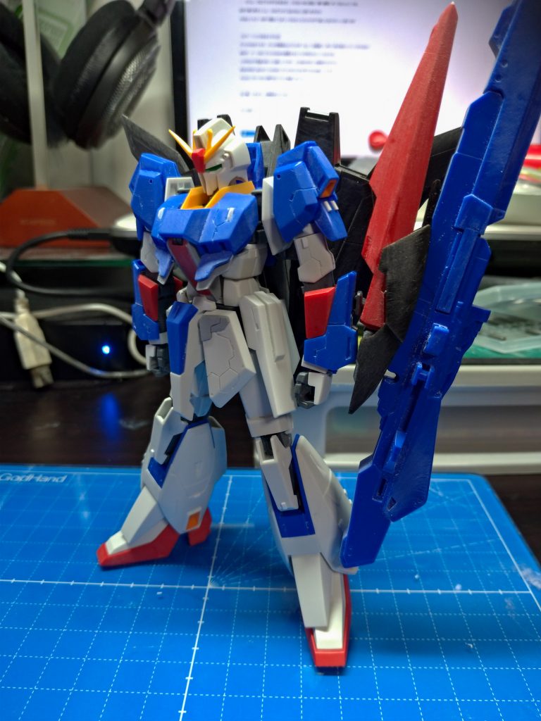 本体の工作について。首を1mm延長、胴体を合計2mm（コクピット部も含む）延長、胸部フィンを下側に1枚追加。
またハイメガランチャーの工作について。上部グリップ？を一度切断、真鍮線を通し塗装後に接着できるように。チューブ状のパーツをカットしてハイキューパーツのメッシュチューブに置き換えています。
その他全体にスジ掘り、プラ材の貼付など。
上写真は19年10月頃に撮影してますが、私事都合によりこの後3～4か月ほど作業中断した期間がありました。制作再開した時に見え方が変わったのかこの状態からもう少しディテール追加など行ってます。