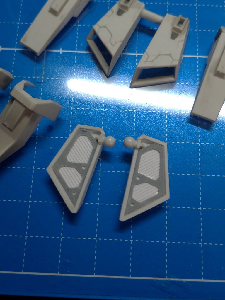 完成後は一切見えないのですが、フロントスカート裏にこのようなトラス加工プラ板を仕込んでいます。当時は初めて作ったにしては上出来と思ったのですが、改めて見るともうちょっと精度を上げないと駄目ですね……もっと練習しよう。