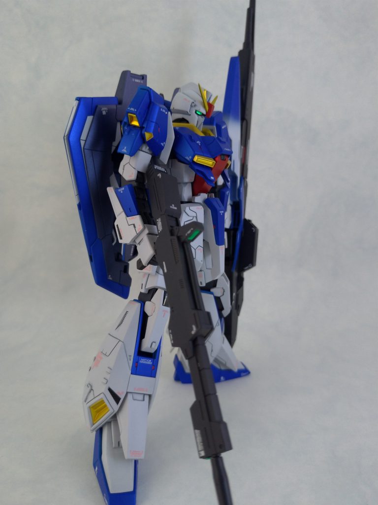 Twitterで見かけた手法ですが、メインカメラ・ライフルのセンサーなどは付属シールを使用（ツインアイは緑部分だけをカットして貼付）し、その上からクリアーを筆塗り（均等に塗るのではなく表面張力でドーム状の厚さを出すように）と写真のように僅かな光でも発光しているように見えます。
作業時はガイアノーツのEXクリアーが欠品状態だったため、手元にあったEX蛍光クリアーで代替しましたが、多分違いはあまり無いかも。