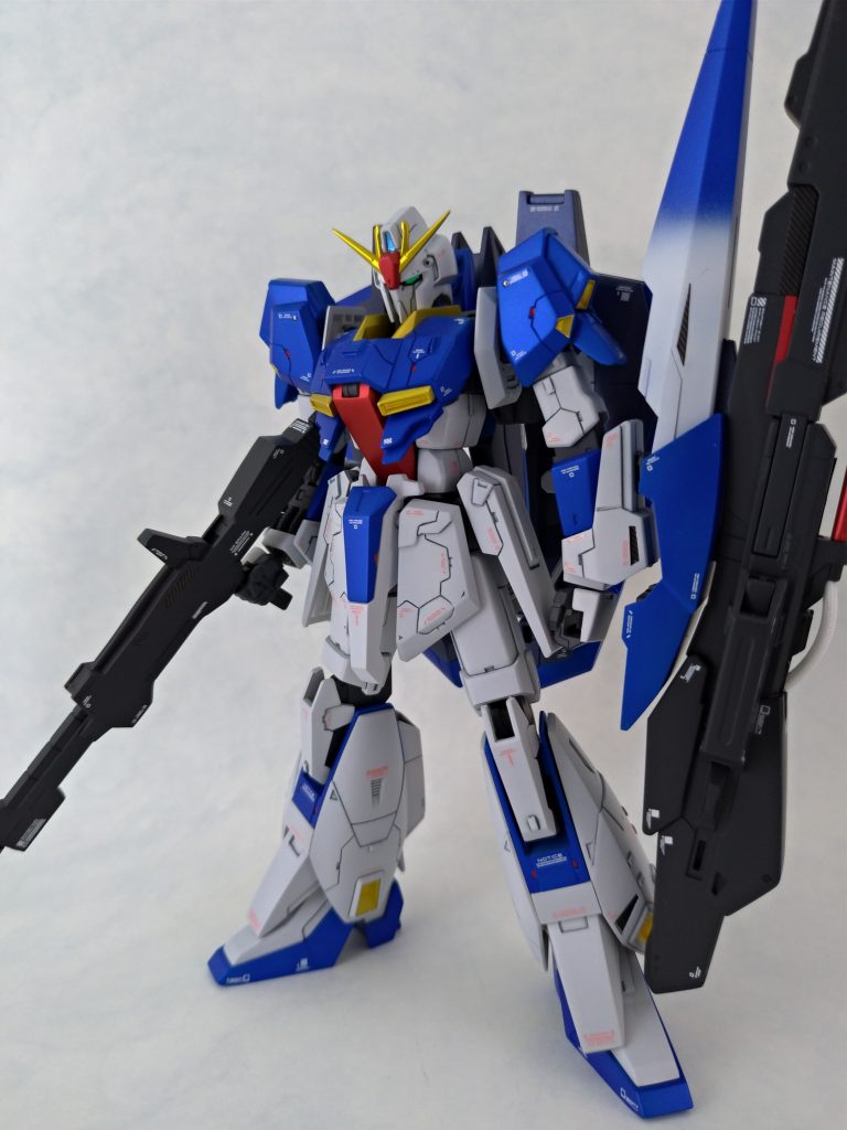 今回のカラーパレットは以下の通り。
ホワイト…ナスカ・ニュートラルホワイト
ブルー…パールウルトラマリンブルーブリリアント
レッド…パールプレミアムレッドブリリアント
ゴールド…エルドランゴールド
フライングアーマーなど…パールダークマーズブルー
ライフル・ハイメガランチャー…フロストマットブラック
関節など…メカサフ スーパーヘヴィ
トップコード…EXセミグロスフラットクリアー

すべてガイアノーツ製品を使用。年始に購入できた福袋や比較的新しめの塗料を使ってみたくて今回のカラーになりました。
デカールについて、今回ブルーを主軸としレッドはポイントのみの配色とするので、コーションマーク類をレッドではなくパステルピンクにしてみました。レッドだと主張が強くて色の纏まりが無くなるのではと。パステルピンクにしたことでいい塩梅のアクセントになったのではないかと思います。