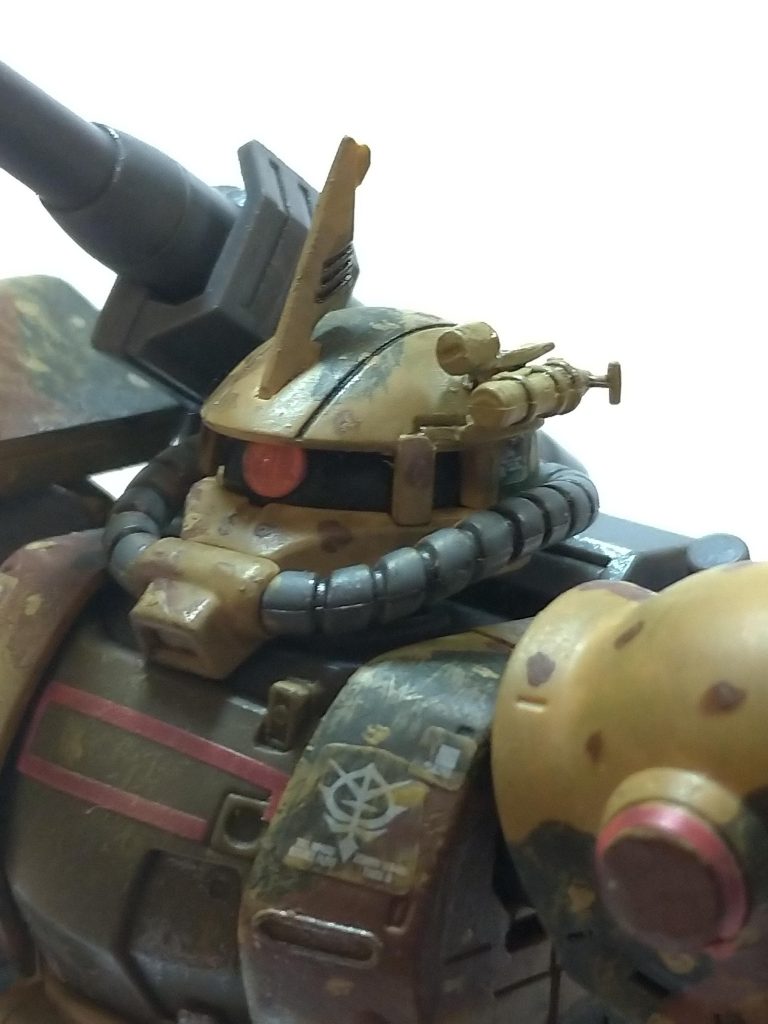 改造点
ほとんど改造はしていませんが、モノアイはHアイズのものに変更し、肩のスパイクは遠距離から攻撃する本機には不要と考えて外しました。
また、頭には1/72ドイツ戦車の暗視装置を取り付け急造感を出しました。