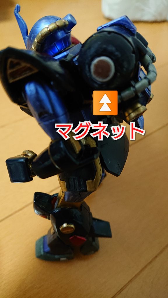 バックパックの両脇には、マグネットを瞬間接着剤で付けました。シールドにもマグネットを付け、装備可能にしました。