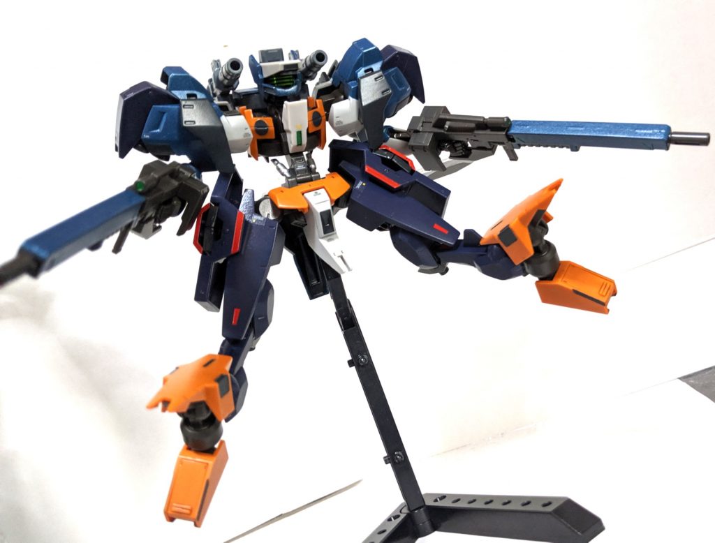 「主に射撃戦を重視した武装構成になっており、グシオンリベイクが使用している物とほぼ同型のライフルを両手に装備し、更にバックパックには2門の中距離用キャノン砲が搭載されている、またキャノン砲と同時に装備されているブースターユニットは、武装追加による重量増加で機動力が下がるのをカバーする為の補助装置となっている、緊急時にはこれをパージし敵機に直撃させる事でダメージを与える事も可能」

ライフルは鉄血武器セットの物を使用しキャノン砲とブースターは30MMのオプションパーツを使用して制作しました