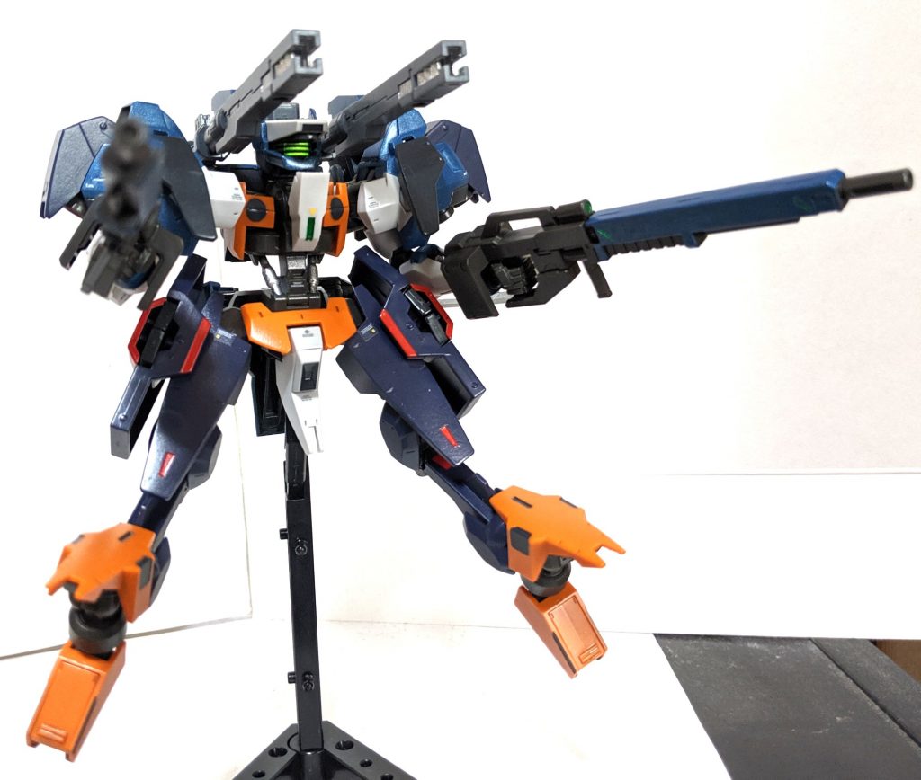 パワード・キャノン・システム「ダイン・ストライカー」
「キャノン砲に取り付ける事ができる専用強化バレル、レールガンに似た構造のユニットになっており、これを装着する事で長距離狙撃が可能となる他、最大出力で発射する事により、理論上ダインスレイヴの約1/3程度の威力を発揮するという、但しその際は2門の同時に発射する事ができず、どちらか片方を発射後キャノン砲のシステムがオーバーヒートを起こしてしまう為、冷却完了までその機能が不能になるデメリットがある」

バレルパーツを使わないのが勿体ないと感じたのでそういったギミックも追加することにしました。