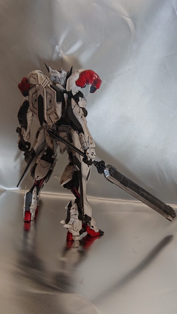 角以外の頭部と爪先、胸のダクト部分を1/144に変更してヒロイックなプロポーションになるよう致しました。
頭部には1/100の頬アーマーを被せています。
塗装は青、赤、グレー部分を水性筆塗りにて塗りブラウン系でウォッシング兼スミイレを行っております。