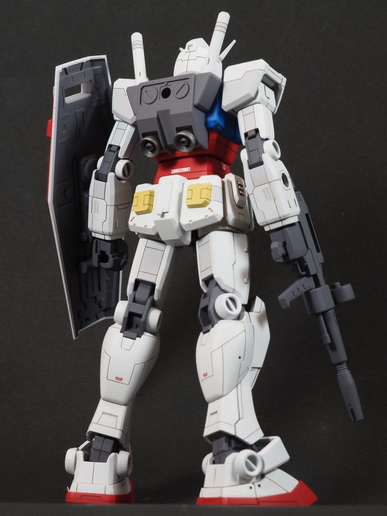 後ろから見たガンダム。ランドセルはほとんどいじっていません。バーニアの中に小さいバーニアを追加しただけです。スジボリしにくい材質なのでいじりませんでした。