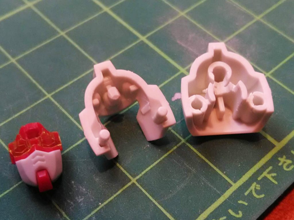 今回こだわったところその２。ヘッド部の後ハメ加工しました。ただ、目の部分はちょっと失敗。白で裏打ちしてクリアのままにしたら、目がほとんど見えません。普通にイエローで塗装すればよかったと思いました。