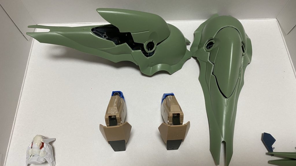 肩のバインダーを展開できるようにこれもアムアムで加工。
この分割が一番力技で大変だったかもしれないです。