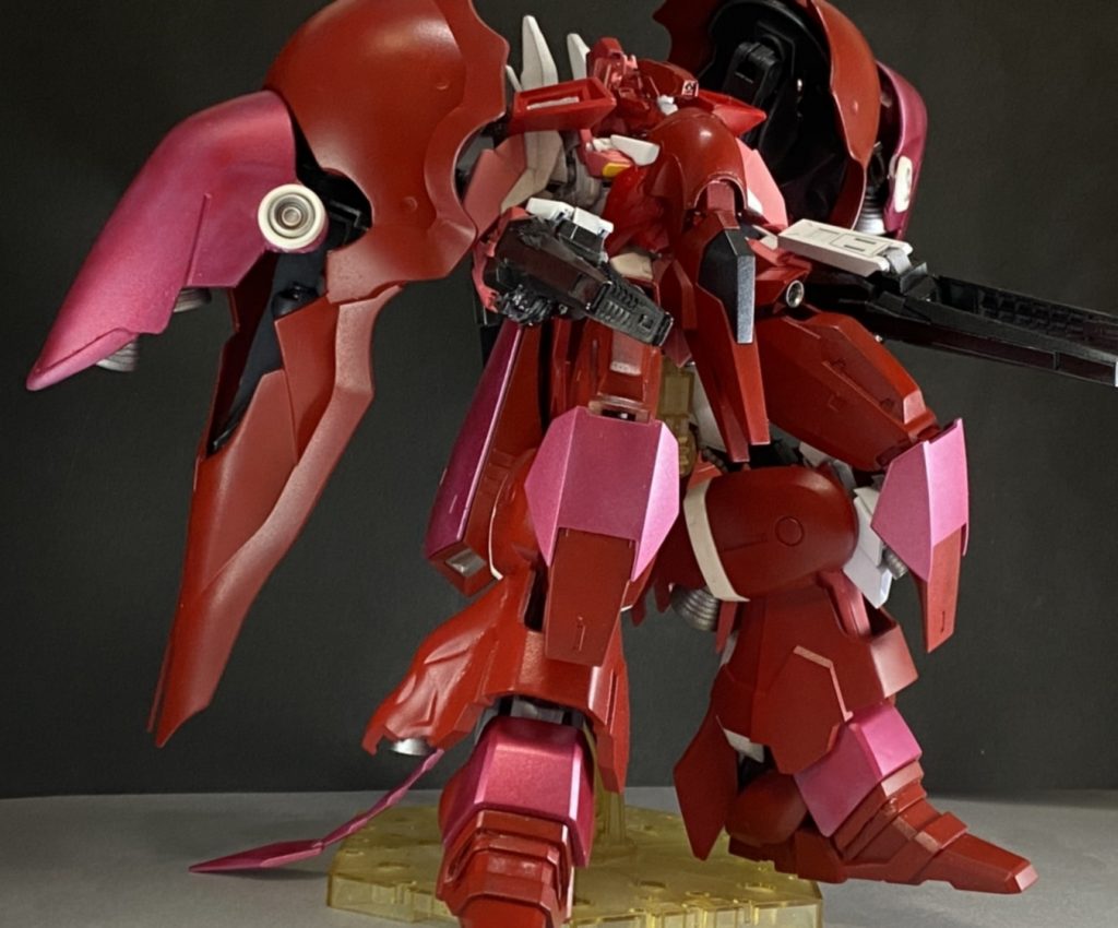 *ブラッド・ワークス*
デルタノイズのFA形態。
単機で艦隊規模の相手を想定した形態になっており、火力、機動性、防御力、継続戦闘時間の向上がされている。
メインのメガビームライフルは、追加装甲に搭載されたENパックにより本体のEN切れを気にする事無く使用する事が可能となった。
追加装備としてファンネルを12基装備。
Iフィールドを搭載し、ビーム兵器に対しては圧倒的有利を得た。
ファンネルに加え、各所にスラスター、バーニアが多数あり機体にかかるGによる負担を考えると常人には扱いきれないワンオフ機体に仕上がっている。
パイロットによると元のデルタノイズに比べ、唯一運動性だけは多少劣っているのが不満だそうだ。