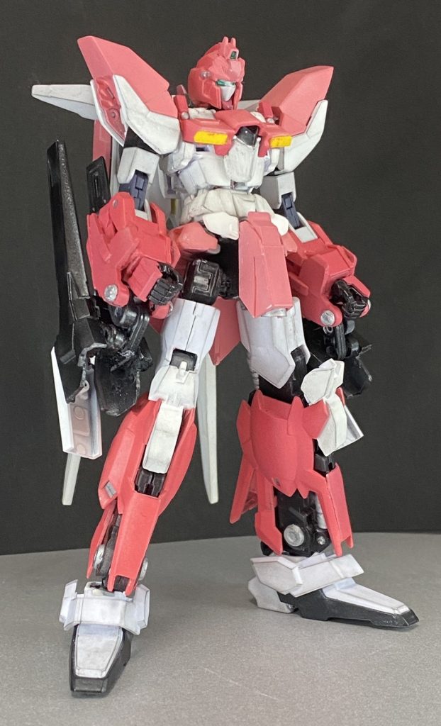 *デルタノイズ*
デルタ系の改造機にあたるが変形機構はオミットされている。
兵装は頭部バルカン×2、両腕に折りたたみ式のメガビームライフル×2が標準装備されている。
メガビームライフルは本体から直接エネルギーを供給しているためビームマグナムと同等の威力を有するが、チャージに数秒かかり連射が出来ないため両腕に装備して交互に使用する事で隙を緩和している。
機体の高い運動性能とパイロットの技能による回避を重視した設計がされており盾は標準装備していない。
カラーリングはパイロット曰くパーソナルカラーらしい。