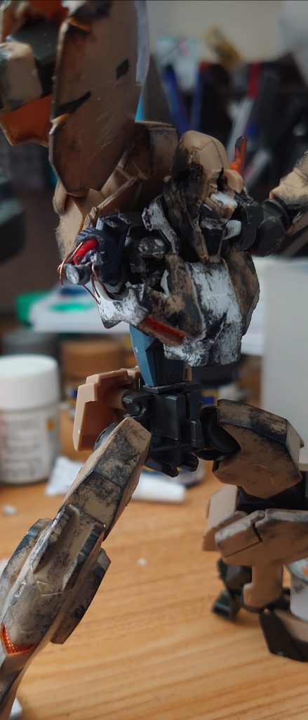 ちょっとアレンジ加えた右肩
腕がまるっきりないより肩を残してコードやらがブランとしてるのが好きです
腹フレームはただ延長ではなく百錬の腕を使ってます。
下細りの形状の為マッシブな印象出せる上に、前述の覆いかぶさるような姿勢にも一役買ってくれてます。