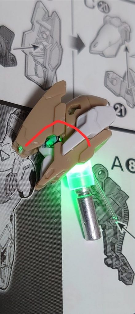 頭部
額のセンサーも光らせたかったので、百均の光ファイバーを数本ミライトの接触部分から引っ張ってます
ちなみに光らせる場合カメラアイはクリアパーツにするのがよく見られる手法だと思うんですが、不器用な僕は裏面からピンバイスでギリギリまで掘って薄くする事で光が淡く通るようにしています。