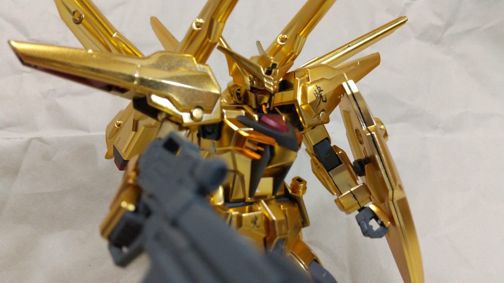 グレーと赤のパーツは、ランナー状態でつや消しスプレーをしてあります。
素組してガンダムデカールを貼って完成。。。のはずだったのですが、ゴールドメッキがキラッキラ過ぎてモビルスーツっぽく無いと感じたので、組んだ後に「Mr.スーパークリアー半光沢」を吹いてます。キラッが少し落ち着いて良い感じになったと思います。