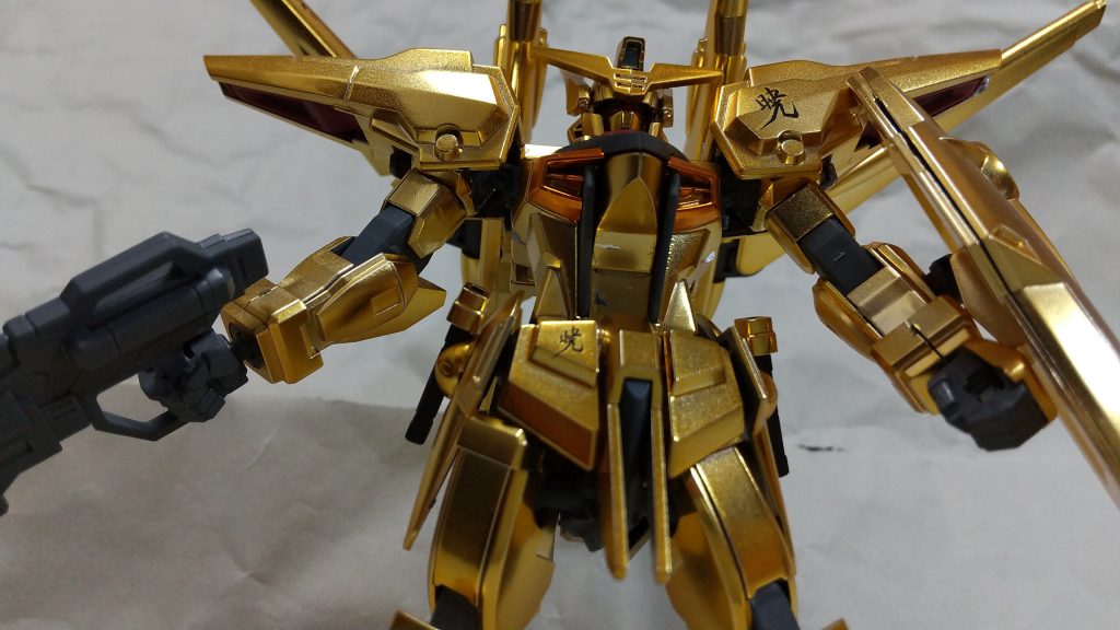 ”シラヌイ”の他に大気圏内での航空戦闘用装備”オオワシ”もあり、どっちが好きかは好みが分かれるかもしれませんが、私はシラヌイが良いです。
ガンプラを自分でゴールド塗装したらどんな感じに仕上がるのか、興味が出たので次回は「金色と言えばアレでしょ」のキットを金色に塗装して投稿したいと思います。
ベランダで缶スプレーなので、期待はしないでください。