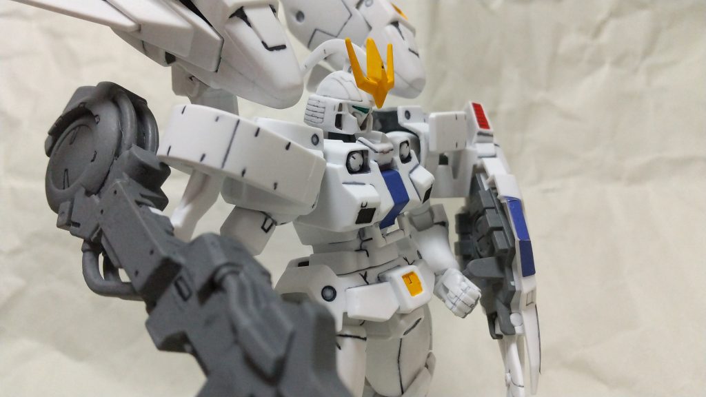実は赤いトサカのトールギスで作成を始めたのですが、モールドが甘いなどパーツの品質に不満があり、完成してからトールギスⅢに変更しました。
首のポリパーツは既に使ってしまったので、分解して取り出すのも忍びないという事で、どのキットのものかわからない余剰パーツで代用しています。
わずかながらですがキットよりも首が長いようです。