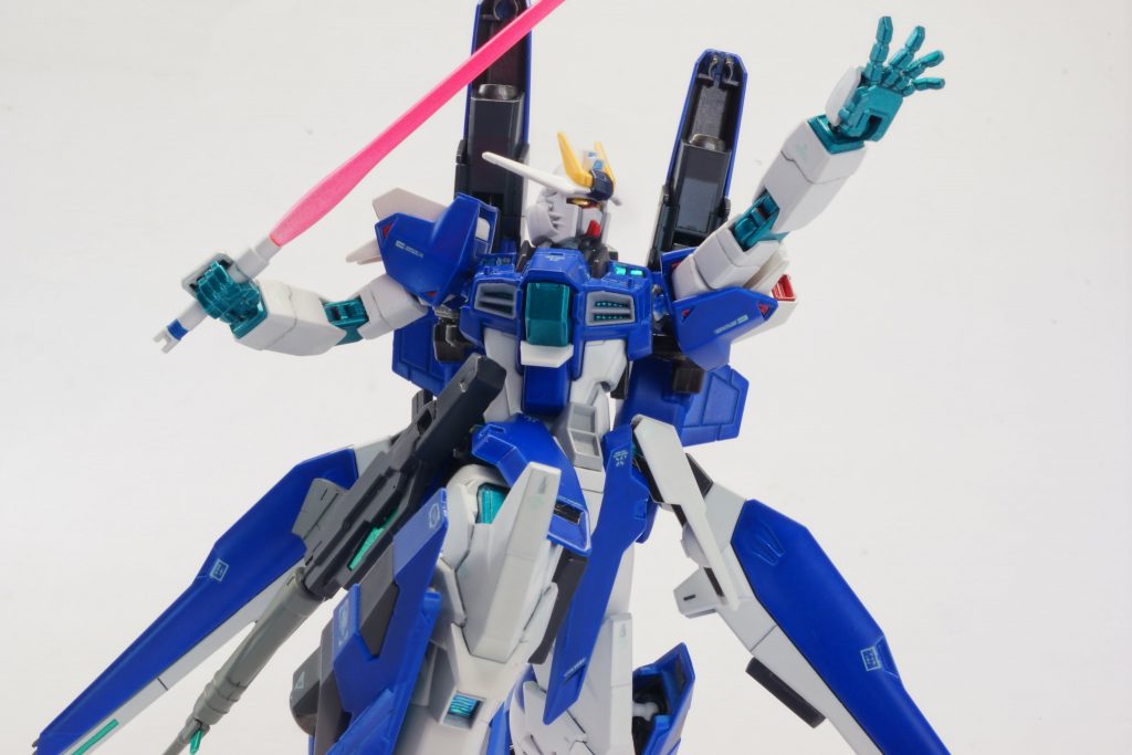 　ポージングその３　ビームサーベルも装備しています。サイドアーマー内側に収納されています。収納場所は中々見つからなかったのですが、結果的にZっぽくしまえたので嬉しいです。　サイドアーマーはレールガンのアームで付けているので、後ろにまわしてサブマシンガンを腰横に懸架させることができます。