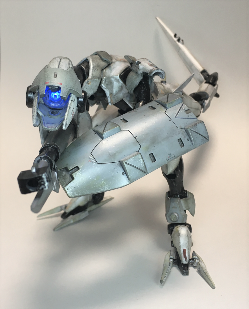 写真ではわかりにくいですがランスは腕と一体型になっています。