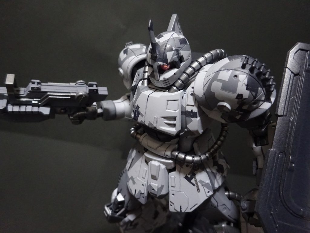 塗装面ではサフ以外の塗装はガンダムマーカーエアブラシと自作ペンで実施。
加えてエマルジョン塗料と自作ペンでの塗装にもチャレンジ。
これが意外にうまくいかず厚塗りになりすぎてしまい・・・
それがマスキング箇所に滲む形となってしまい、汚い出来に。
エマルジョン塗料の希釈調整の難しさを実感する結果となってしまいました。
この辺り、使い慣れてるアクリル塗料ならうまくいったかもしれないと思うと非常に悔しい思い。
ただやっぱり塗料の匂いの違いは中々大きく、今後もファレホとの付き合い方を模索する方向になりそうです。