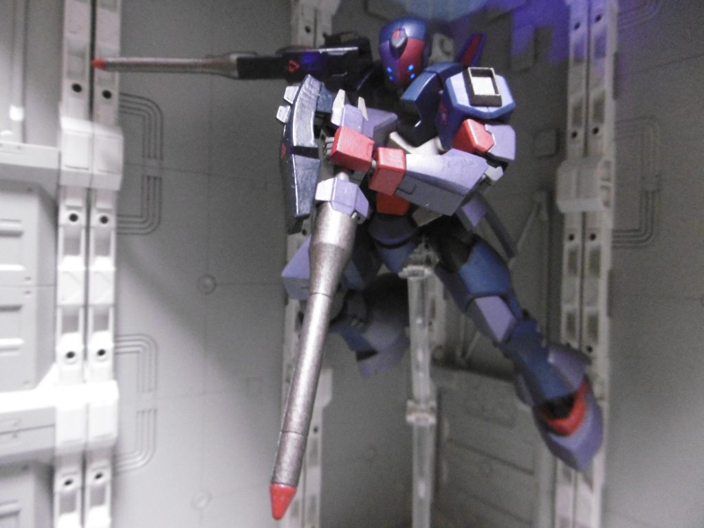 ツインパイルの保持が甘く、手首の中で回転したり手甲パーツの外れ易さが深刻だったので、若干の対策をしました。グリップ部と手首の内側に塗膜を作って厚めにし、後から手甲パーツを接着。コレしか持たないので問題ありません。

このツインパイルは基本的に、ワイヤーアンカーとパイル部の刺突で運用します。ただし【残月】として動く場合はこの限りではなく、