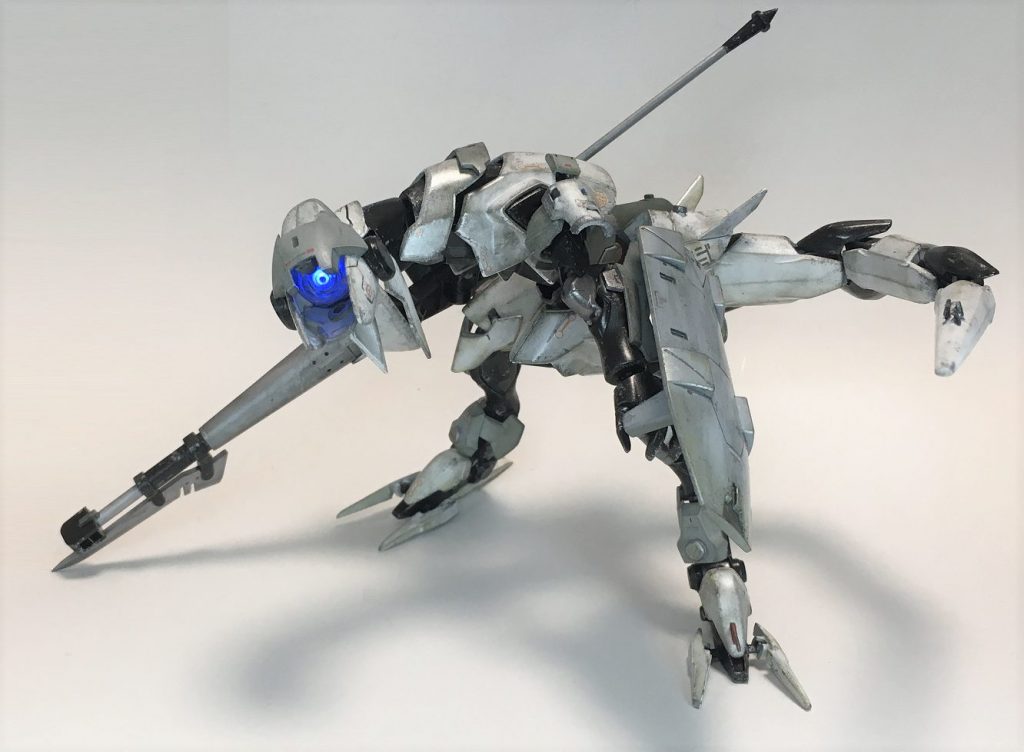 グレイズや獅電、ガラッゾの他、バンダイとコトブキヤのジャンクパーツを各所に取り付けて元のダナジンより大型化させています。