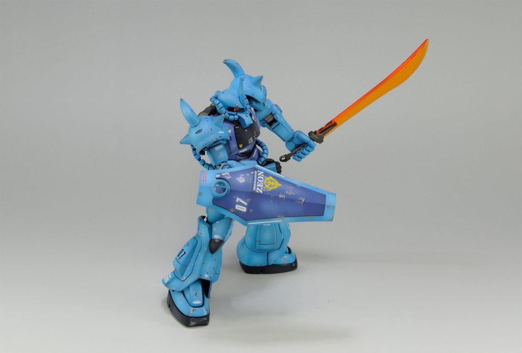 通常持ちてが左右付属しますので、両手持ちや二刀流もきまりますよ