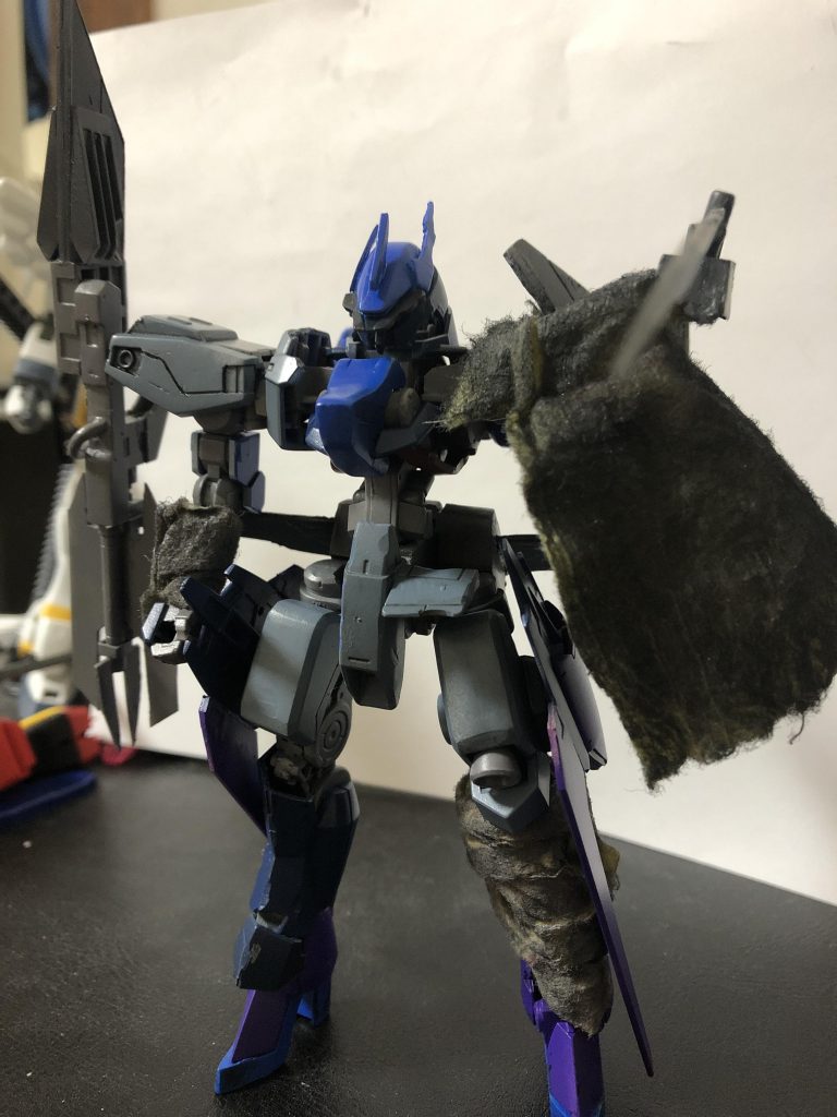 何と説明したらええかわからないけど、
火器とブレードにバッテリーパックを積んでいます(w)エクシアをオマージュしています。スラスターを増設したりスタビライザーを大型化、追加しています。