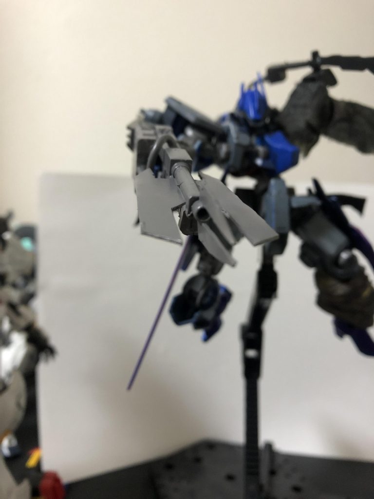 さぁ武器紹介といきましょう!
レールガン
直列につけてあるバッテリーパックを使用し超高速で弾丸を打つことができる。
だ↑が↓フレームに負荷がかかるため2〜3回しか使用できない(厨二くせぇなーw)