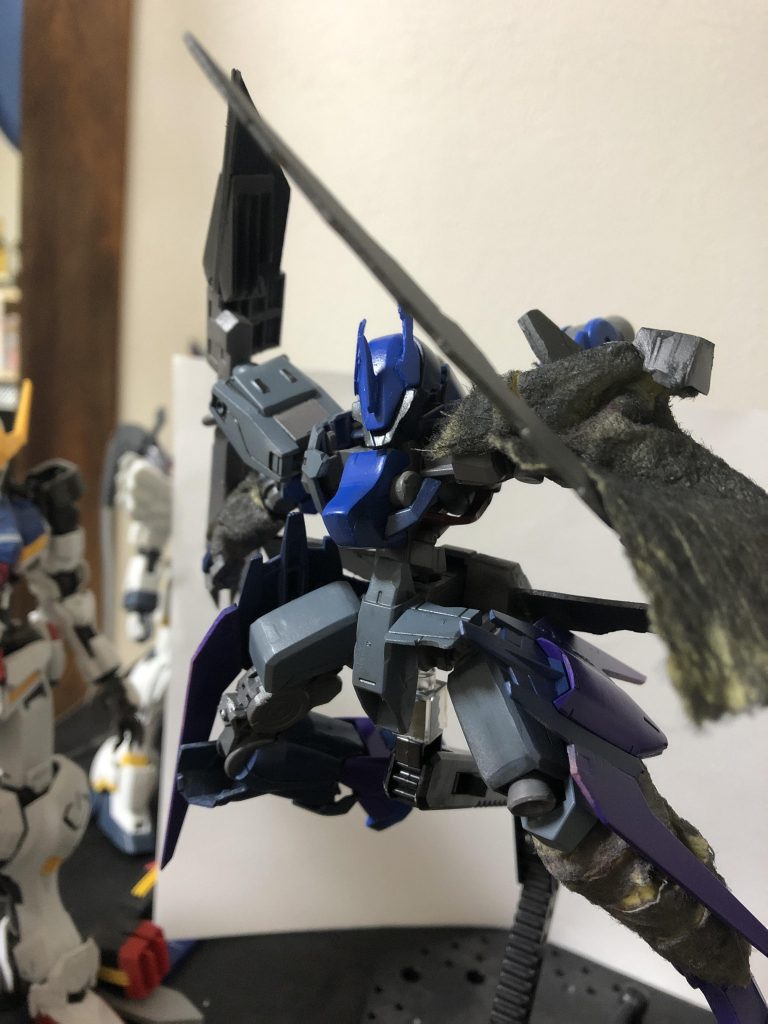 電刀 アクラヒモ
肩のバッテリーパックから直接電力を送り刃を熱くし、溶断することができる