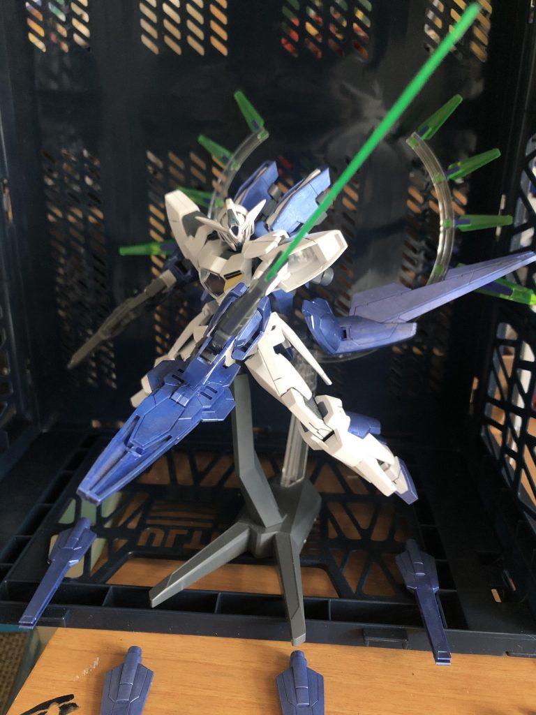 近接戦では左腕に装備したGNソードVを使って攻撃します