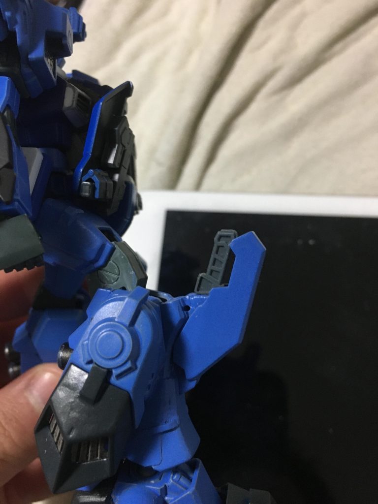 ナイフは膝裏に格納