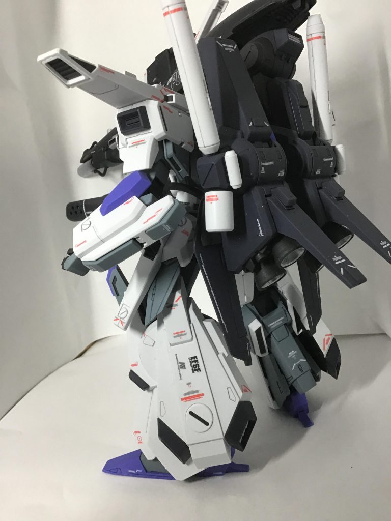 今回、ガンダムデカールのセンチネル用等で各所にマーキングを追加してみました。(腰部のペガサスⅢマークやエゥーゴのマーク、左右スネの外側等)