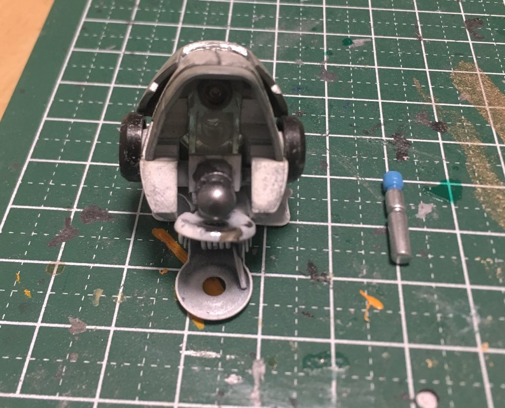 頭部は市販のミライトを後頭部から差し込んで光らせています。
タミヤの3mm透明プラパイプをマシンライダーのヘッドライトに裏から接着し固定していますが、
パイプとミライトの径がぴったりなので抜き差しも容易です。