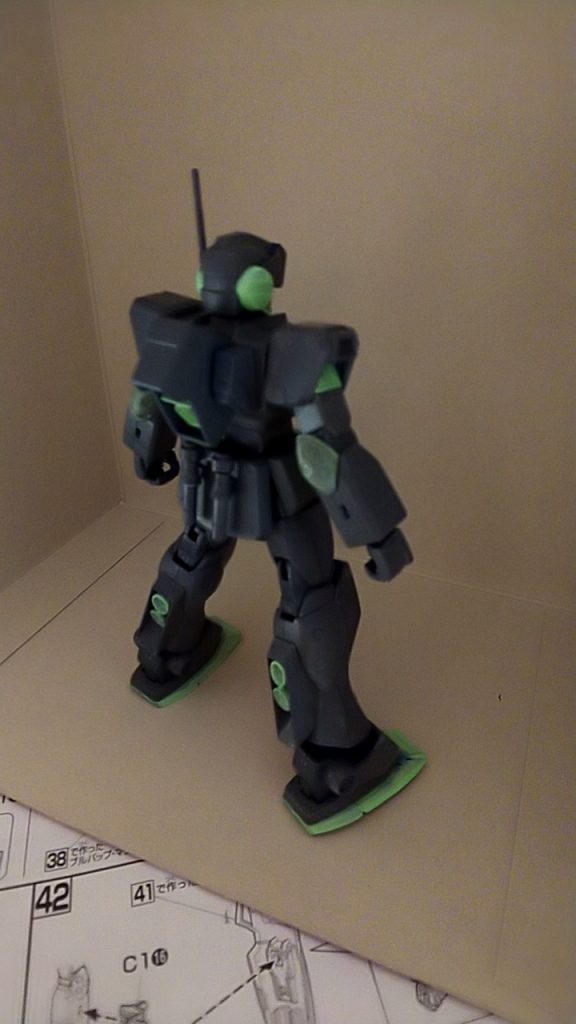 後ろ姿です
肘の方は一度灰色に塗装したのですが腕のアピールポイントがあまり無かった為、緑色に上塗りしました
そういのもあって肘は汚いッス・・
バーニアも緑に塗装して個性感も出してみました!
