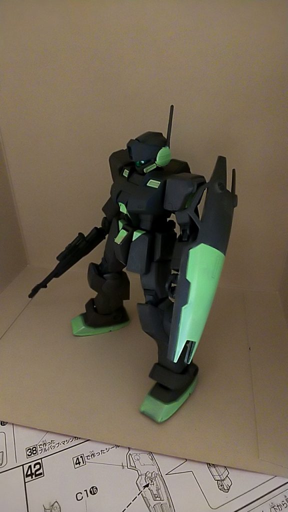 装備はこんな感じ
シールドも灰色と緑です
ここだけの話、フェルトグラウの元ネタは灰緑色というモノから来ています