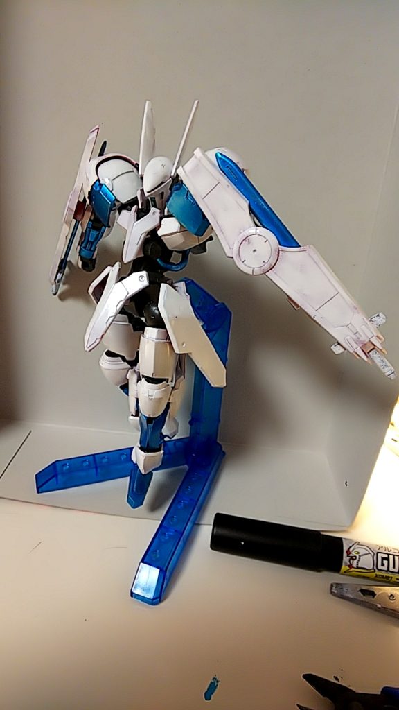 シールド、ソード装備状態
剣の柄とシールドを塗装するときにエアブラシ君が不調気味になって、塗装がすんごい雑になってしまいました・・