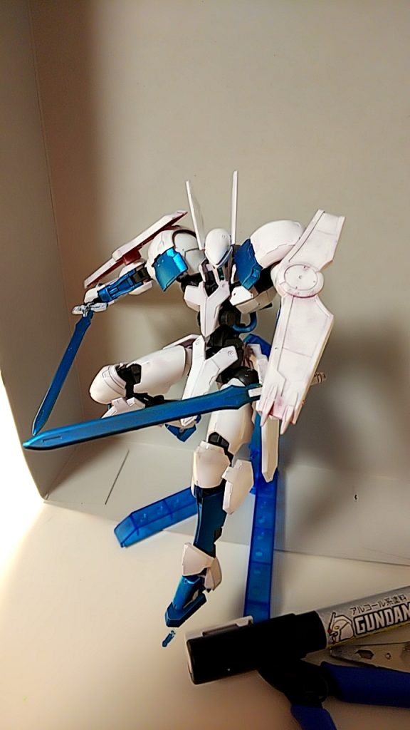 剣を両手に!
元の金色も良かったんですけどやっぱりメタブルーの方が映えるカナーと考えてこうなりました
ちなみに機体名の「ヴァイスァ=ズゥ」はドイツ語の白の「ヴァイス」、ポルトガル語の青の「アズゥ」が元ネタです