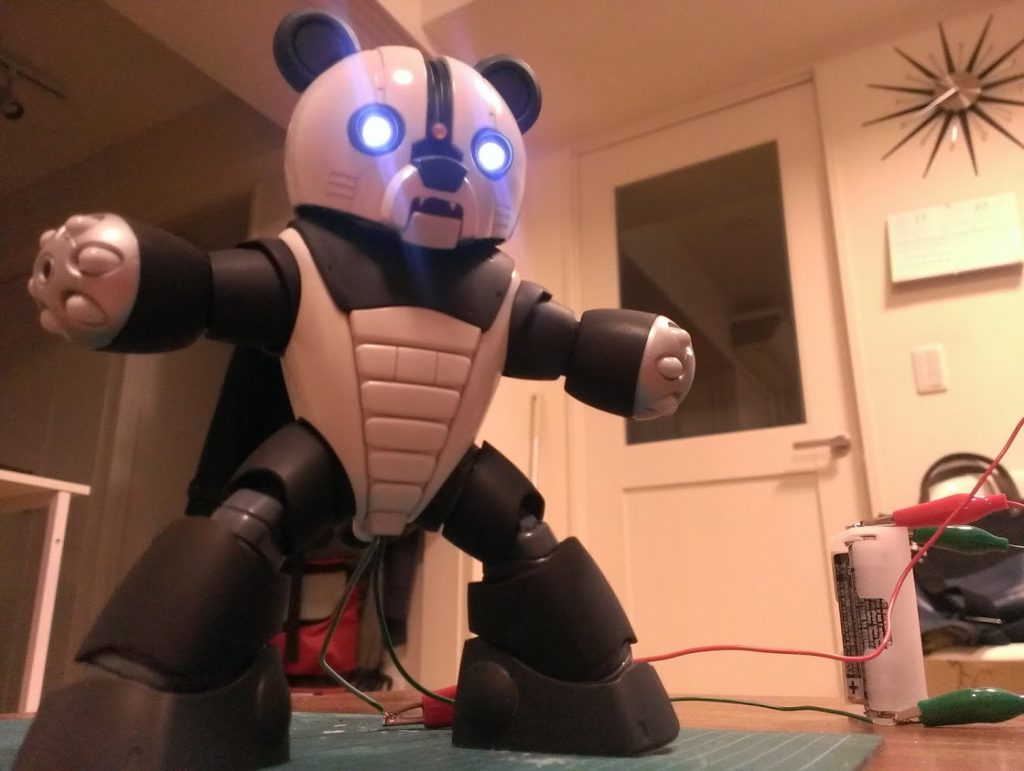 途中をドーンとすっ飛ばして、本体完成。また通電テストしてますね。最終的には尻の部分から配線を出しています。いま考えると、もうちょい頑張ってそれぞれの脚部から線が出るようにすれば良かったかなとも思います。