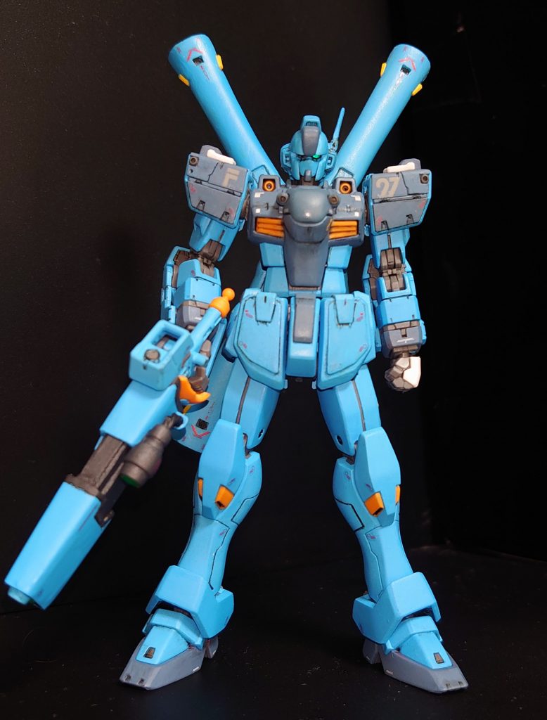 正面
デカールはx2付属の水転写デカールとMGフルクロスのものを使用、膝のマイナスモールドのみリアリスティックデカールを使用