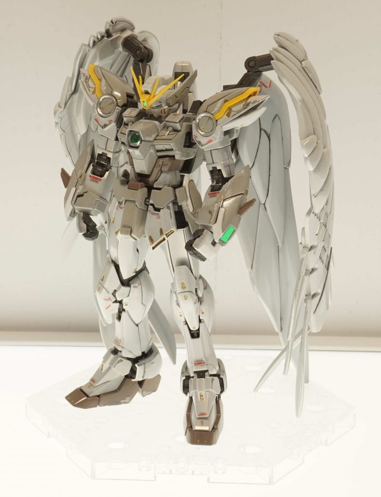 ウイングユニットを付けて。小羽根の先で支えて自立可能です。