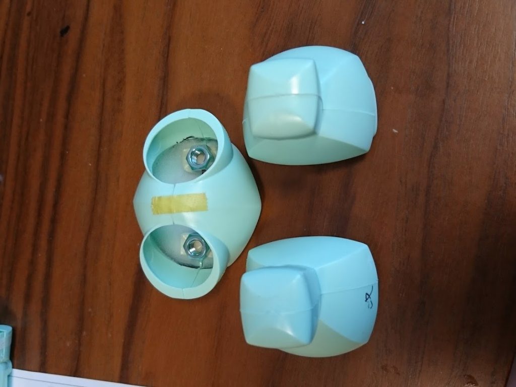 脚部もほぼ動かなかったので、足にネオジム磁石を仕込み、腰部の金属部品にくっつくようにすることにしました。ボルトでは上手く足を保持できなかったので、腰部の金属パーツは結局もう一組のネオジム磁石に置き換わりました。