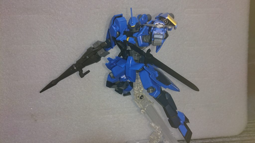 ランスのポージングがうまく出来なかったのでクローを構えてみました…ちなみにこの子は数年前にオーストラリアに連れていったこともある当時の私の相棒的な機体です。