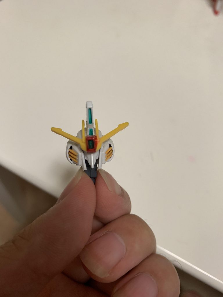 頭部はZZⅡの頭にサンドロックのトサカのセンサー、Ex-sのV字アンテナ、MGのデスサイズの頬ダクトを追加してEx-sっぽくしてます。